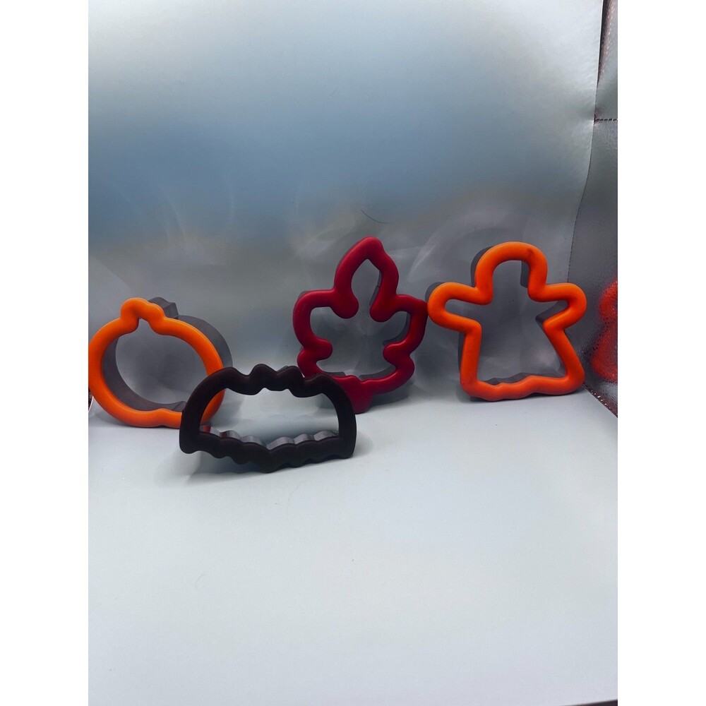 5- Wilton Halloween comfort grip cookie cutters